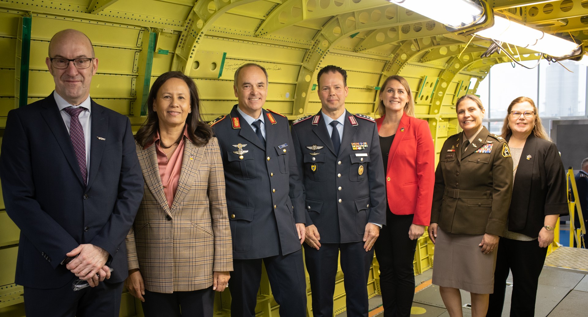 Foto: Boeing; v.l.n.r.: Klaus Erdmann – Program Manager, Heavy Transport Helicopter, BAAINBw / Kathleen Jolivette – Vice President and General Manager, Vertical Lift, Boeing Defense, Space & Security / Heather McBryan – Vice President and Program Manager, Cargo Programs, Boeing Defense, Space & Security / Major General Bernhard Teicke – Commander Flying Units, Bundeswehr / Colonel Christian Guntsch – Special Adviser to the Air Chief for CH-47F, Luftwaffe / Colonel Jennie Conlon – Project Manager Cargo, U.S. Army / Mary Beth Martin – U.S. Army